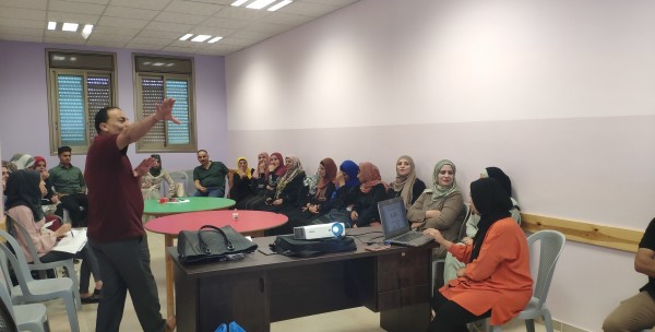 المركز الفلسطيني يَعقد دائرة مستديرة حول نتائج دراسة واقع المرأة بالمخيمات 